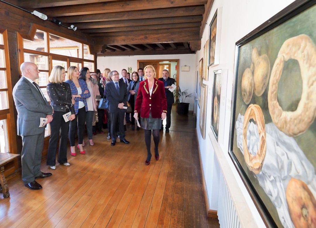 La nieta de Guiomar inaugura la exposición en la Diputación junto al presidente y la consejera de Economía La nieta de Guiomar inaugura la exposición en la Diputación junto al presidente y la consejera de Economía