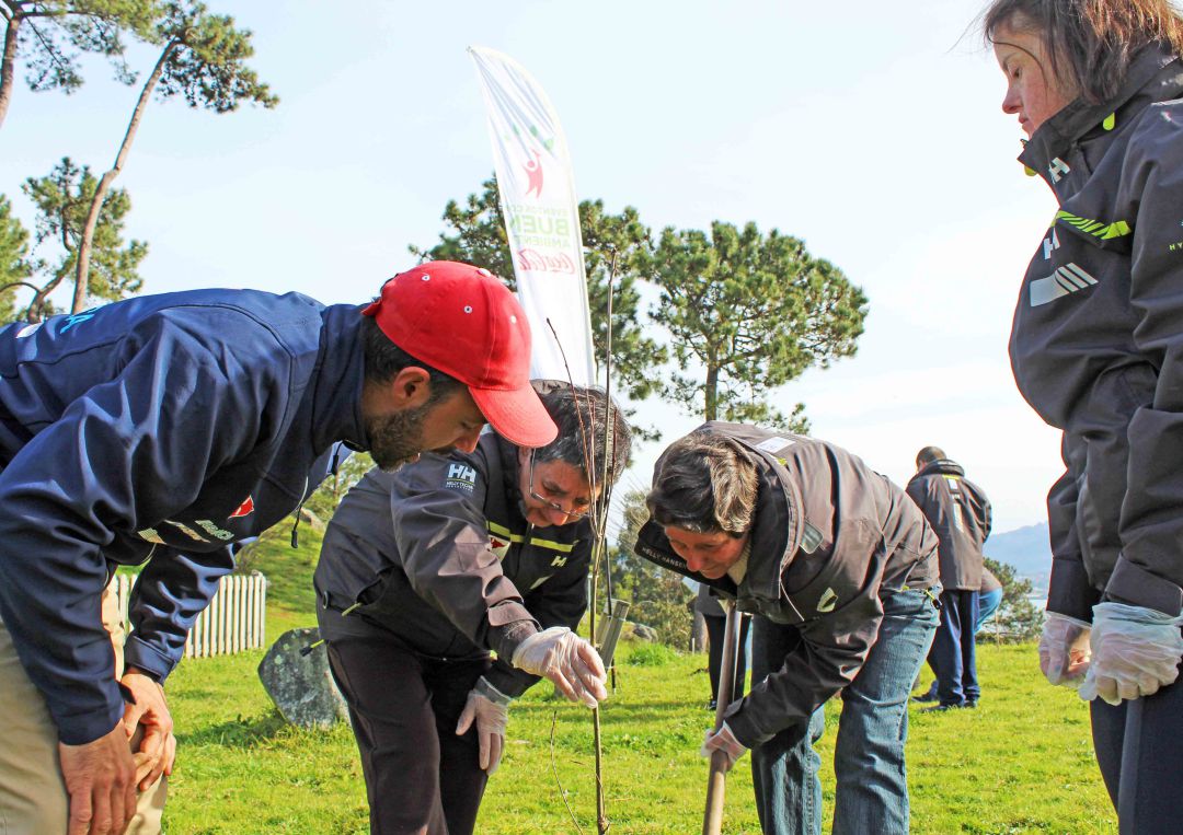 Alumnos de la escuela de vela adaptada del MRCY de Baiona han plantado 200 árboles en la zona de la Virgen de la Roca Alumnos de la escuela de vela adaptada del MRCY de Baiona han plantado 200 árboles en la zona de la Virgen de la Roca