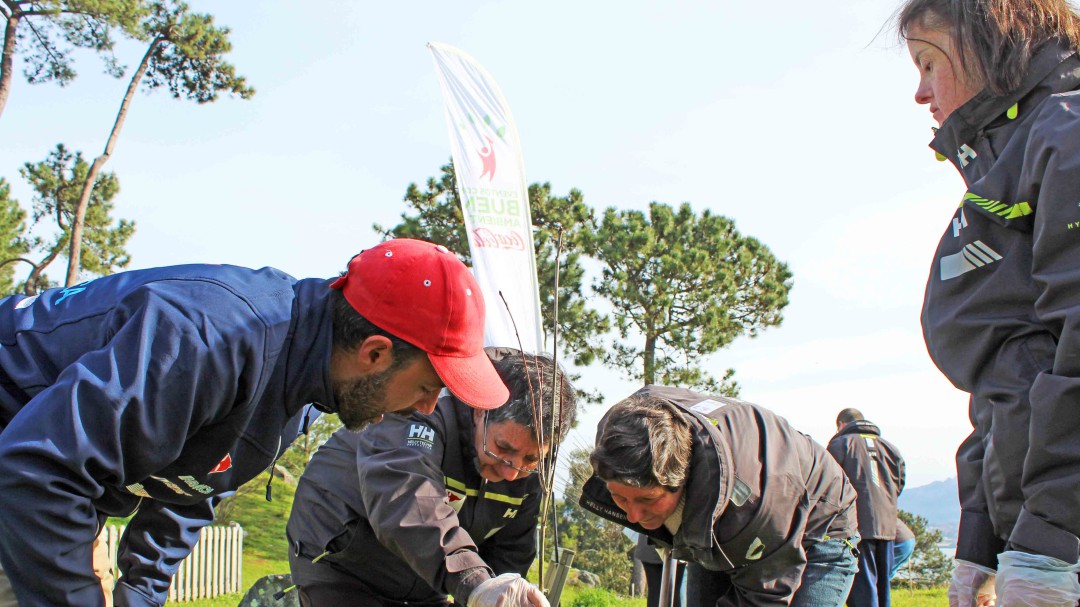 Alumnos de la escuela de Vela Adaptada reforestan el monte en Baiona