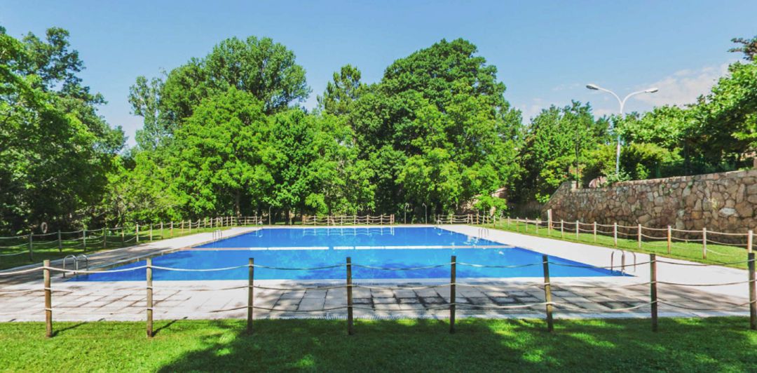 Piscina situada en las instalaciones de Venero Claro Piscina situada en las instalaciones de Venero Claro
