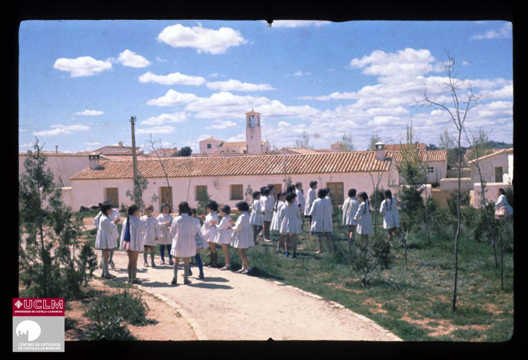 El corro de la patata en las escuelas de Bazán de los 50 El corro de la patata en las escuelas de Bazán de los 50