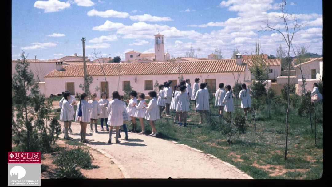 El corro de la patata en las escuelas de Bazán de los 50