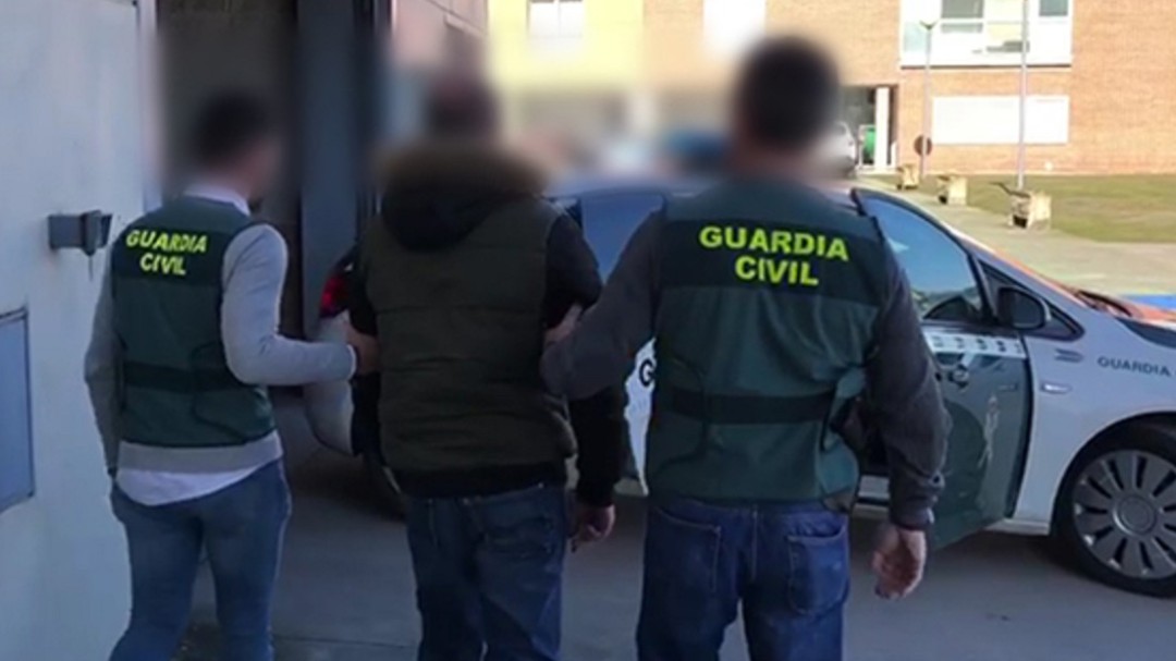 Operativo policial para devolver a dos niños con su madre