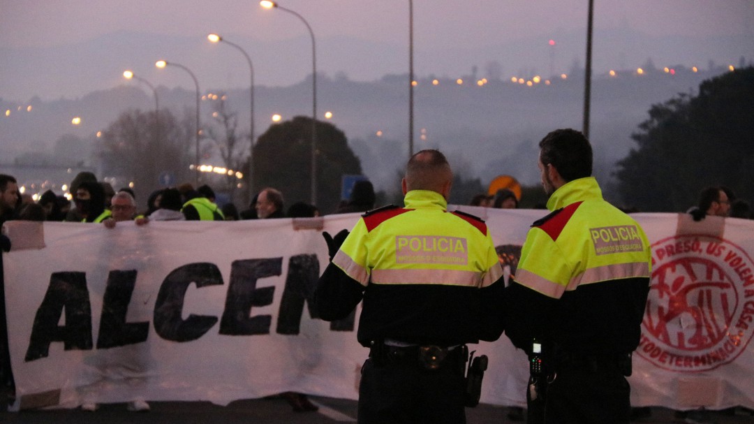 Vaga general: carreteres tallades, vies ocupades i tres detinguts