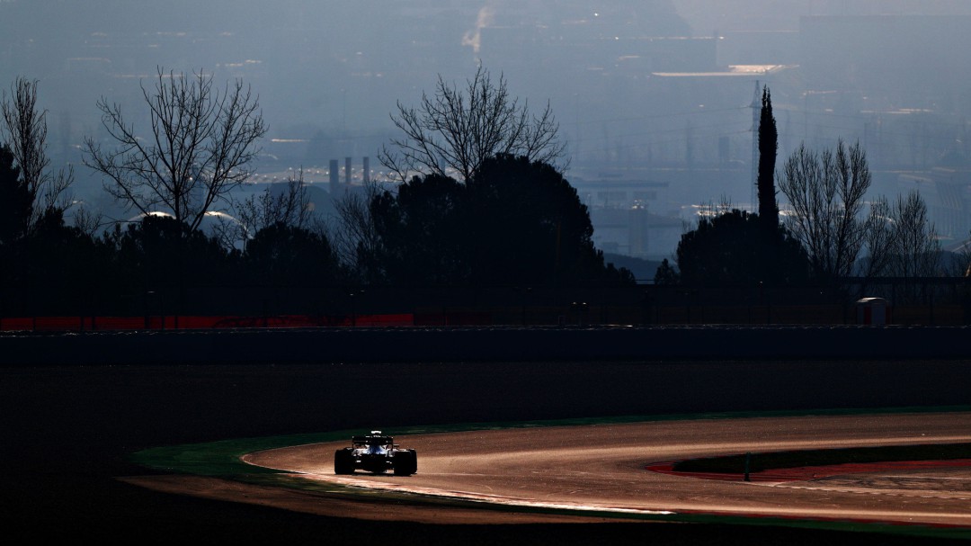 Tres heridos leves tras un pequeño incendio en el box de McLaren en el circuito de Barcelona - Catalunya