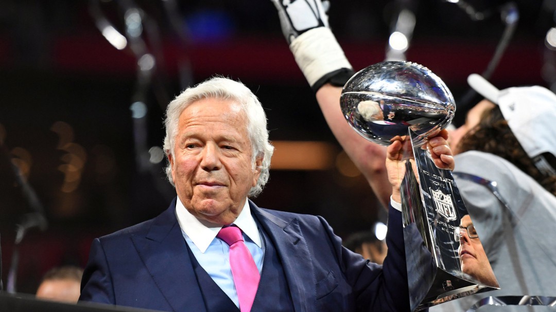 El dueño de los Patriots es acusado por solicitar y recibir servicios de prostitución