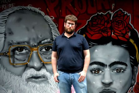 El eurodiputado español y portavoz del izquierdista Podemos en la Eurocámara, Miguel Urbán, posa en entrevista con EFE este jueves, en Sao Paulo (Brasil). Urbán, alertó este jueves en una entrevista con Efe que Latinoamérica vive una "regresión autoritaria muy fuerte" con un aumento de "la violencia política" que en algunos países es "muy alarmante". "Estamos ante un problema de una regresión autoritaria muy fuerte en el conjunto de América Latina", dijo Urbán, quien se encuentra estos días de visita en Brasil. El eurodiputado español y portavoz del izquierdista Podemos en la Eurocámara, Miguel Urbán, posa en entrevista con EFE este jueves, en Sao Paulo (Brasil). Urbán, alertó este jueves en una entrevista con Efe que Latinoamérica vive una "regresión autoritaria muy fuerte" con un aumento de "la violencia política" que en algunos países es "muy alarmante". "Estamos ante un problema de una regresión autoritaria muy fuerte en el conjunto de América Latina", dijo Urbán, quien se encuentra estos días de visita en Brasil.