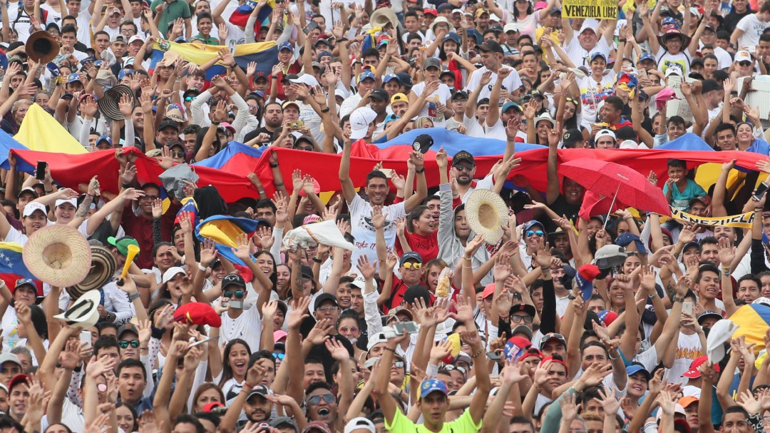 Miles de personas acuden al concierto benéfico Venezuela Aid Live