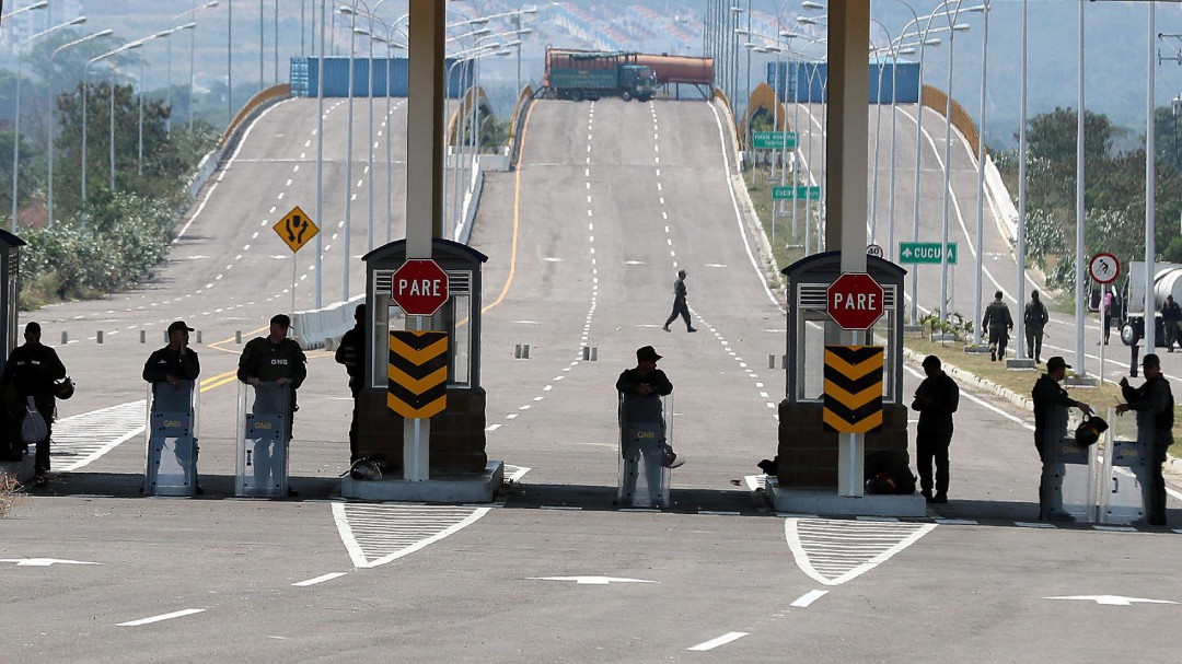 Dos muertos en la frontera de Venezuela con Brasil ante la entrada de ayuda humanitaria