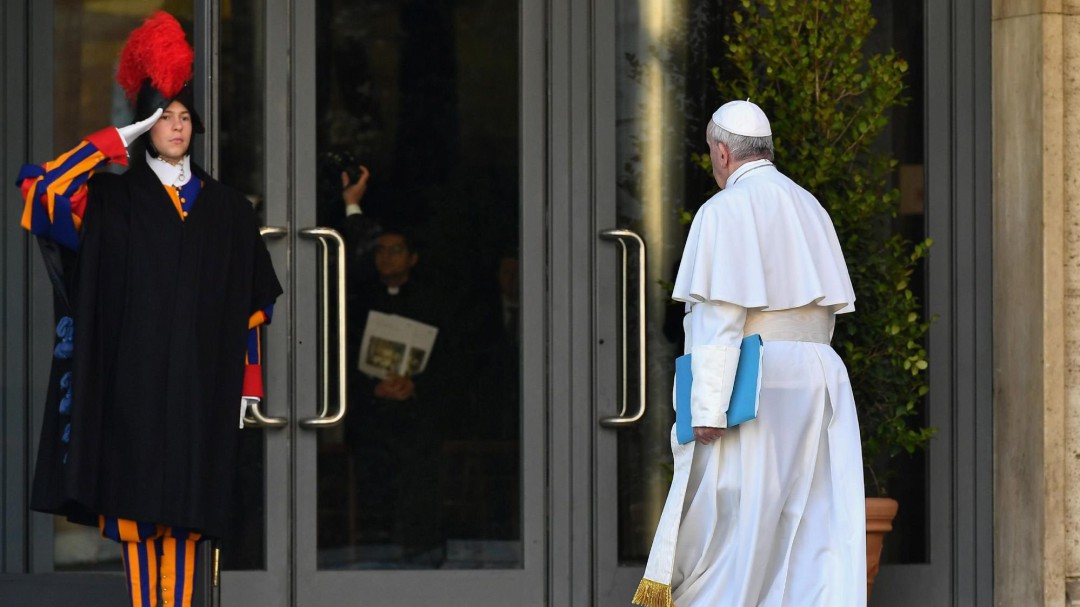 El papa Francisco: Todo feminismo termina siendo un machismo con falda