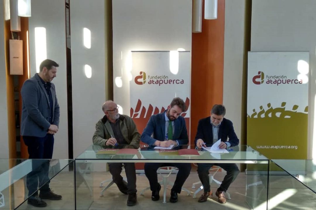 Momento de la firma del convenio entre el alcalde de Bedmar-Garcíez y los responsables de laFundación de Atapuerca Momento de la firma del convenio entre el alcalde de Bedmar-Garcíez y los responsables de laFundación de Atapuerca