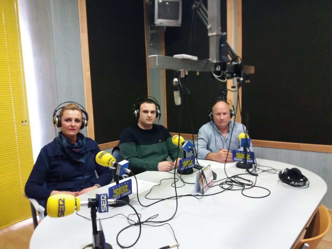 Los tres miembros de la directiva del nuevo Grupo Parroquial ante nuestros micrófonos Los tres miembros de la directiva del nuevo Grupo Parroquial ante nuestros micrófonos