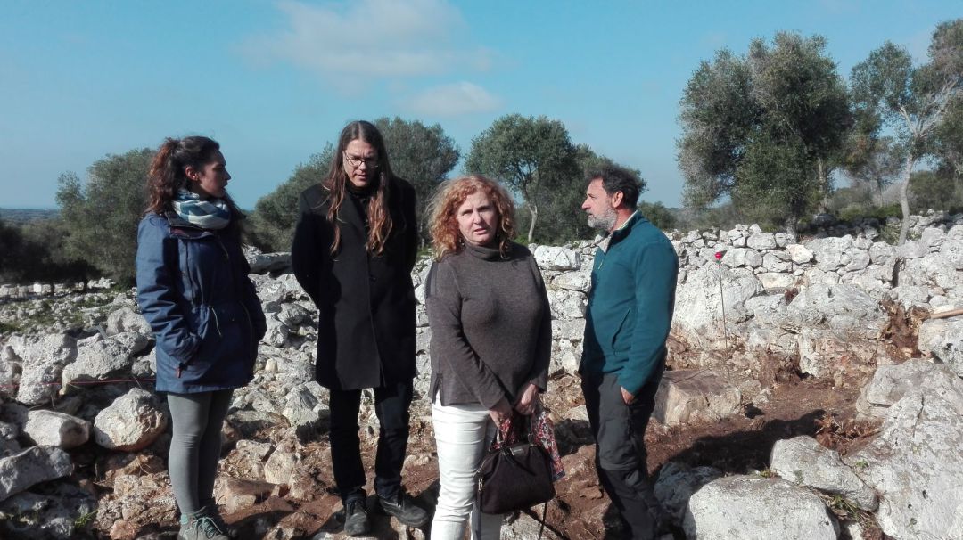 Los codirectores de la excavación, Julia García y Luis Cobos, junto al director insular Antoni Ferrer y la concejal Isabel Rodríguez presentaron los hallazgos en Torre d'en Galmés. Los codirectores de la excavación, Julia García y Luis Cobos, junto al director insular Antoni Ferrer y la concejal Isabel Rodríguez presentaron los hallazgos en Torre d'en Galmés.