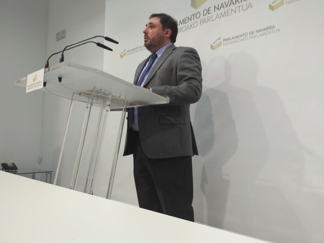 Unai Hualde, presidente de la comisión CAN, lee las conclusiones del dictamen. Unai Hualde, presidente de la comisión CAN, lee las conclusiones del dictamen.