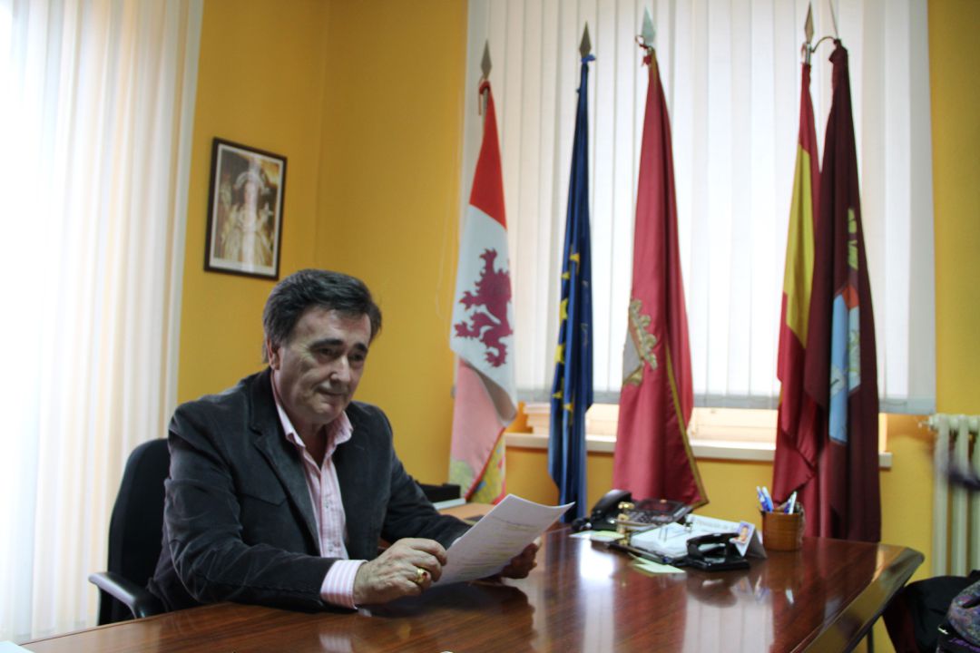 El alcalde de Cuéllar, Jesús García, en una imagen de archivo en su despacho El alcalde de Cuéllar, Jesús García, en una imagen de archivo en su despacho