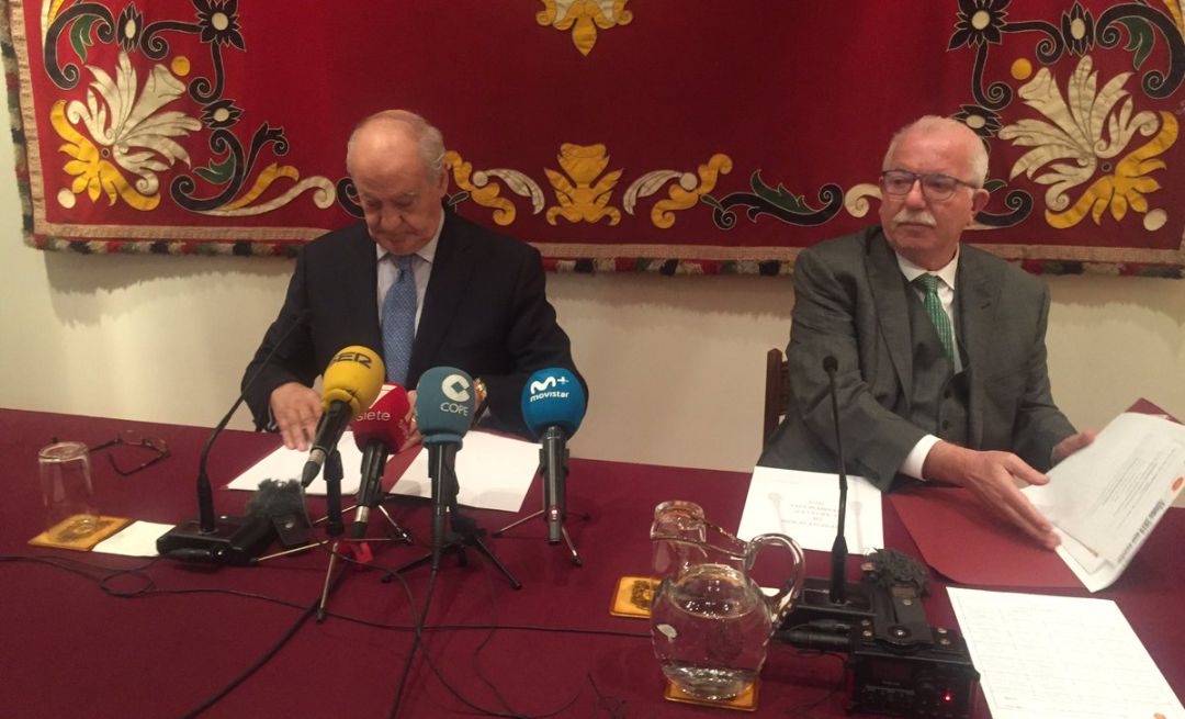 El empresario de la plaza de toros de Sevilla, Ramón Valencia -a la izquierda- y su adjunto, Pedro Rodríguez Tamayo, durante su comparecencia de este viernes ante los medios de comunicación El empresario de la plaza de toros de Sevilla, Ramón Valencia -a la izquierda- y su adjunto, Pedro Rodríguez Tamayo, durante su comparecencia de este viernes ante los medios de comunicación
