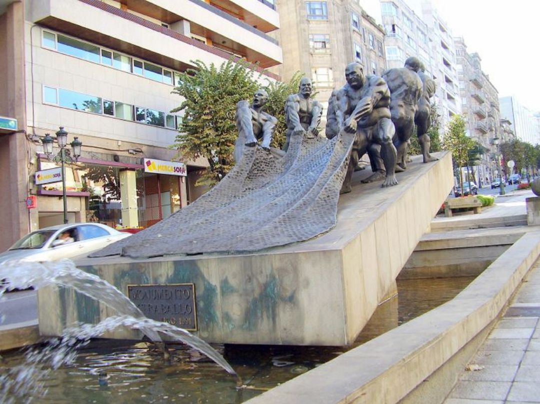 Estatua de los Rederos en su actual ubicación de Gran Vía. Estatua de los Rederos en su actual ubicación de Gran Vía.