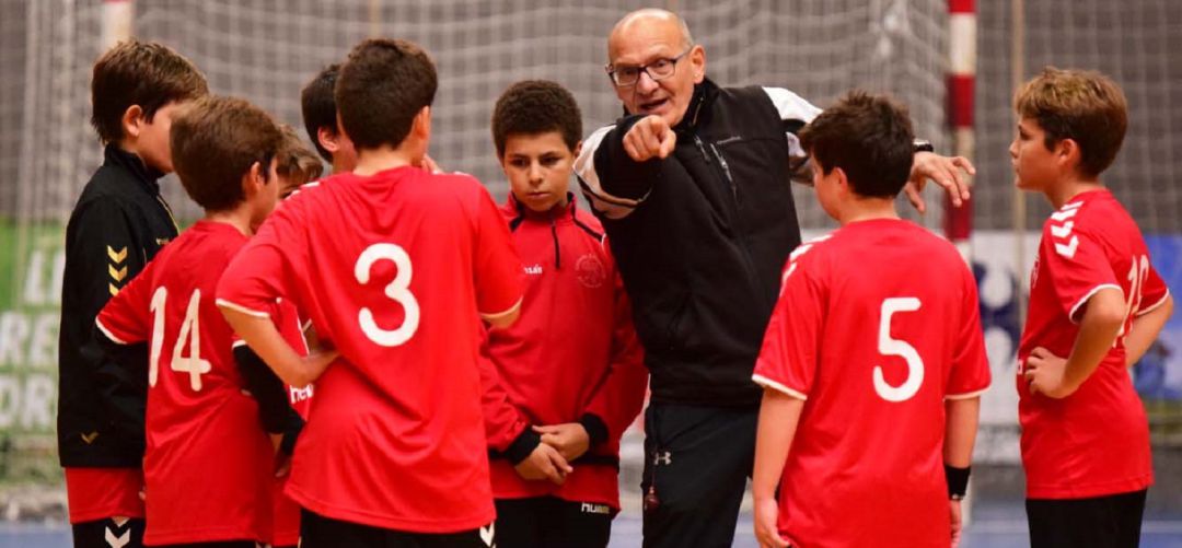 Luis Carlos Torrescusa, dirigiendo uno de los equipos jóvenes del BM Alcobendas Luis Carlos Torrescusa, dirigiendo uno de los equipos jóvenes del BM Alcobendas