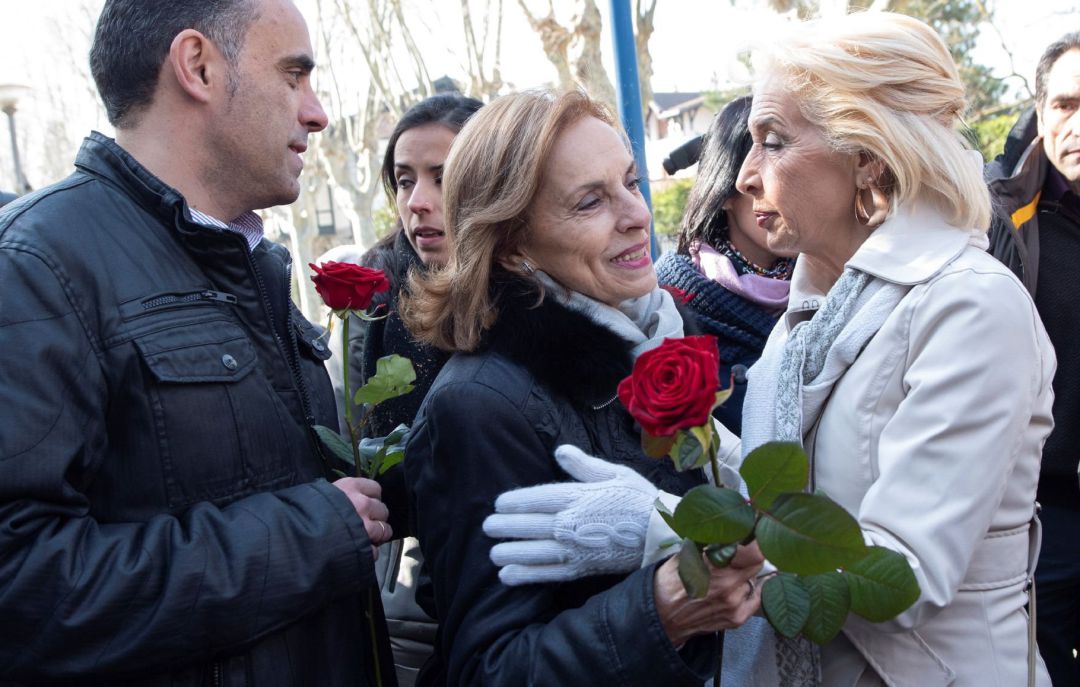 - La viuda de Fernando Buesa, Natividad Rodriguez (c), y la madre de Jorge Diez, Begoña Elorza (d), se saludan durante el homenaje a Fernando Buesa y su escolta, el ertzaintza Jorge Diez - La viuda de Fernando Buesa, Natividad Rodriguez (c), y la madre de Jorge Diez, Begoña Elorza (d), se saludan durante el homenaje a Fernando Buesa y su escolta, el ertzaintza Jorge Diez