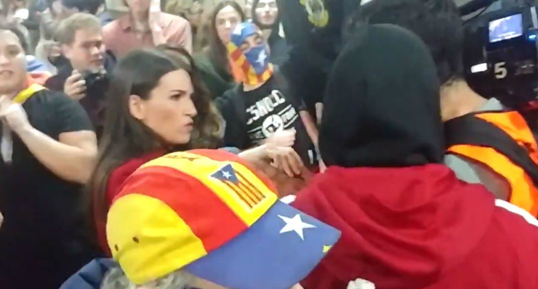 La periodista de TVE es increpada en Barcelona. La periodista de TVE es increpada en Barcelona.