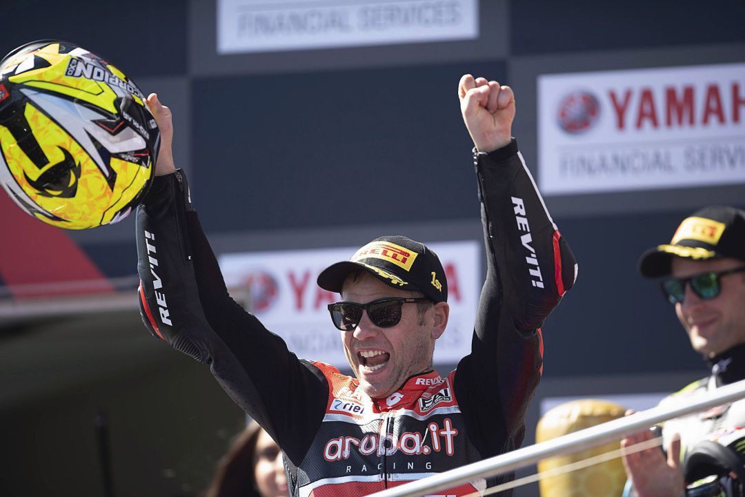 Álvaro Bautista celebra su exitoso debut en Superbikes. Álvaro Bautista celebra su exitoso debut en Superbikes.