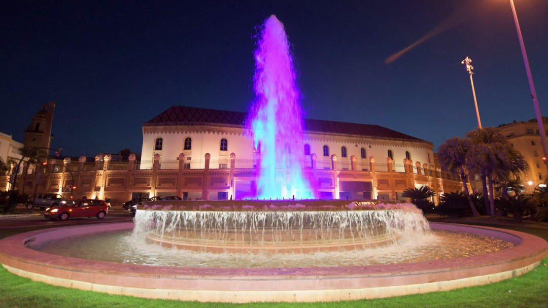 La fuente de Plaza de Sevilla vuelve a tener color