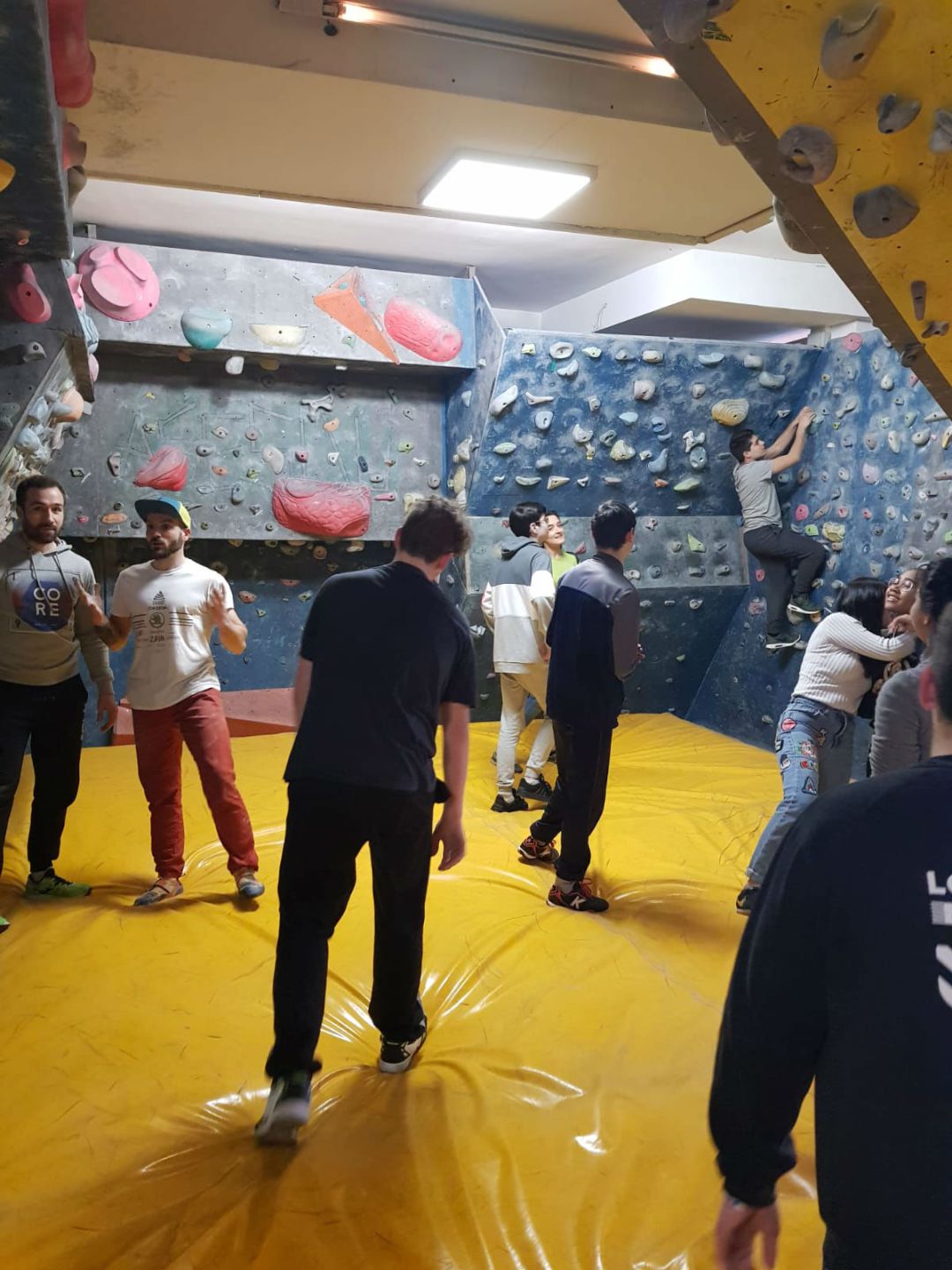 Colegio Cardenal Cisneros, participando en el programa de la Xunta de Galicia- Xogade-Coñoce o meu club, en las instalaciones de Boulder del Club ASESOU. Colegio Cardenal Cisneros, participando en el programa de la Xunta de Galicia- Xogade-Coñoce o meu club, en las instalaciones de Boulder del Club ASESOU.