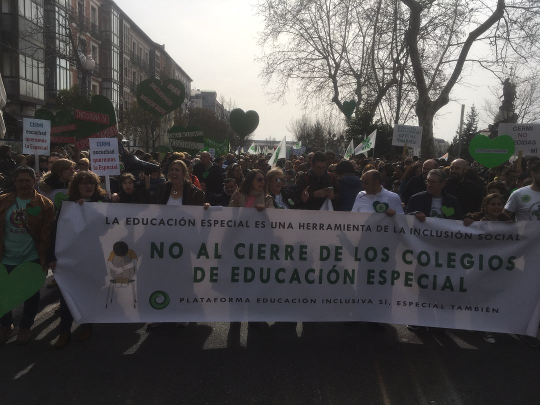Inicio de la manifestación de las familias de centros de educación especial en la Acera de Recoletos de Valladolid Inicio de la manifestación de las familias de centros de educación especial en la Acera de Recoletos de Valladolid