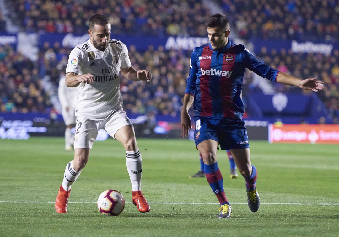 Carvajal aguanta un balón, en una acción del partido Carvajal aguanta un balón, en una acción del partido