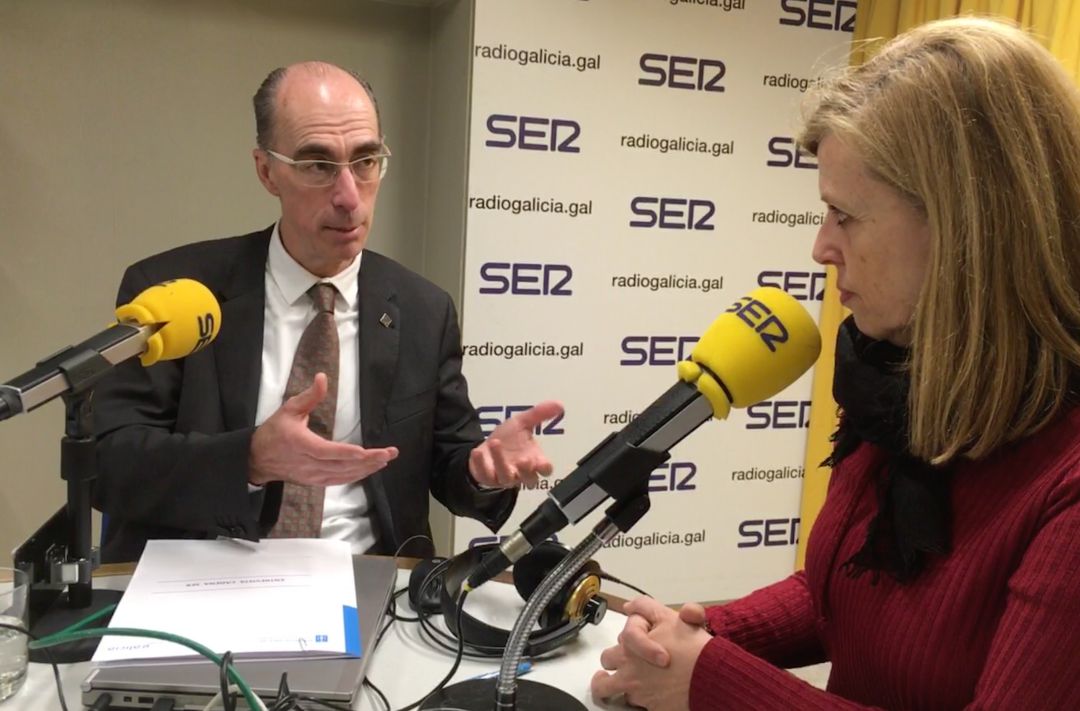 El conselleiro de sanidade, Jesús Vázquez Almuiña, con Aida Pena en el estudio de Radio Galicia. El conselleiro de sanidade, Jesús Vázquez Almuiña, con Aida Pena en el estudio de Radio Galicia.