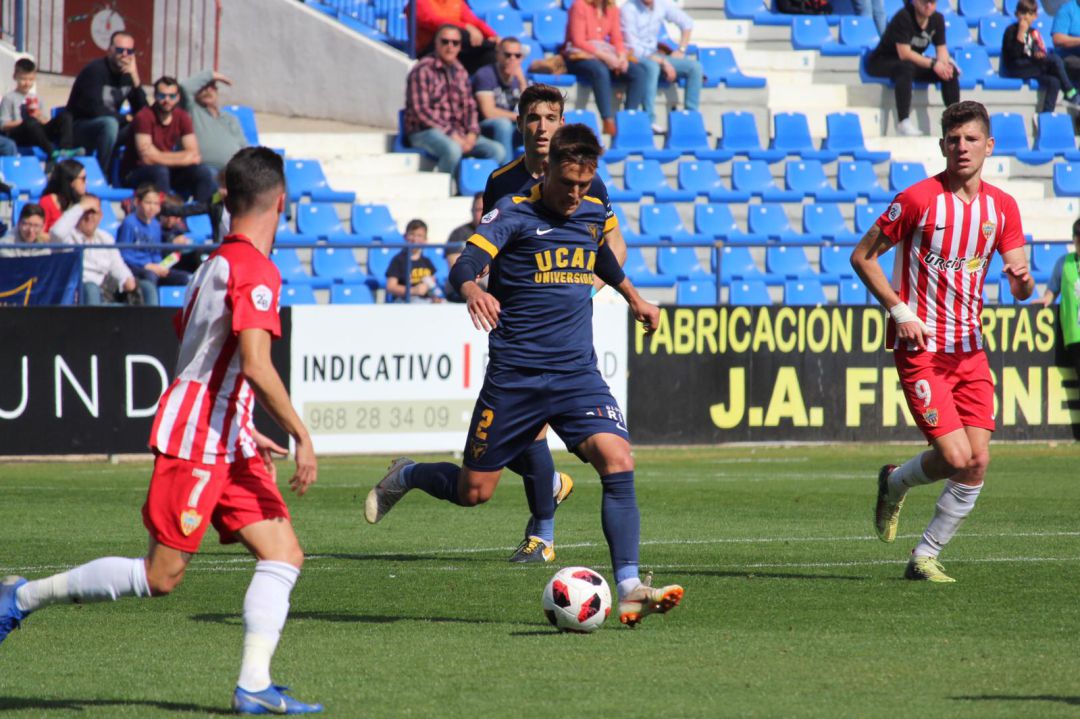 Gurdiel sacando el balón desde la defensa Gurdiel sacando el balón desde la defensa