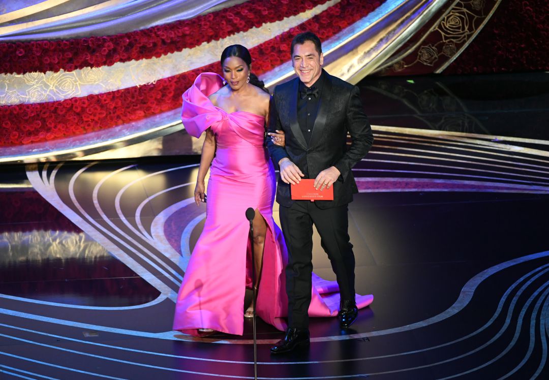 Angela Bassett y Javier Bardem, en el escenario de la gala de entrega de los Oscar. Angela Bassett y Javier Bardem, en el escenario de la gala de entrega de los Oscar.