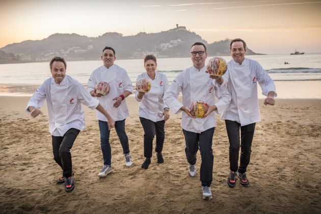 Los nuevos chefs con tres soles Repsol, en la playa de La Concha. Los nuevos chefs con tres soles Repsol, en la playa de La Concha.