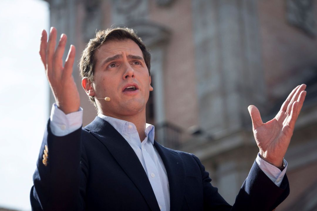 El presidente de Ciudadanos, Albert Rivera, durante su intervención este sábado en el acto en la madrileña plaza de la Villa El presidente de Ciudadanos, Albert Rivera, durante su intervención este sábado en el acto en la madrileña plaza de la Villa