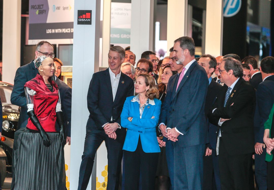 El Rey Felipe VI junto a la ministra Calviño y el president Torra observan el robot Sophia. El Rey Felipe VI junto a la ministra Calviño y el president Torra observan el robot Sophia.
