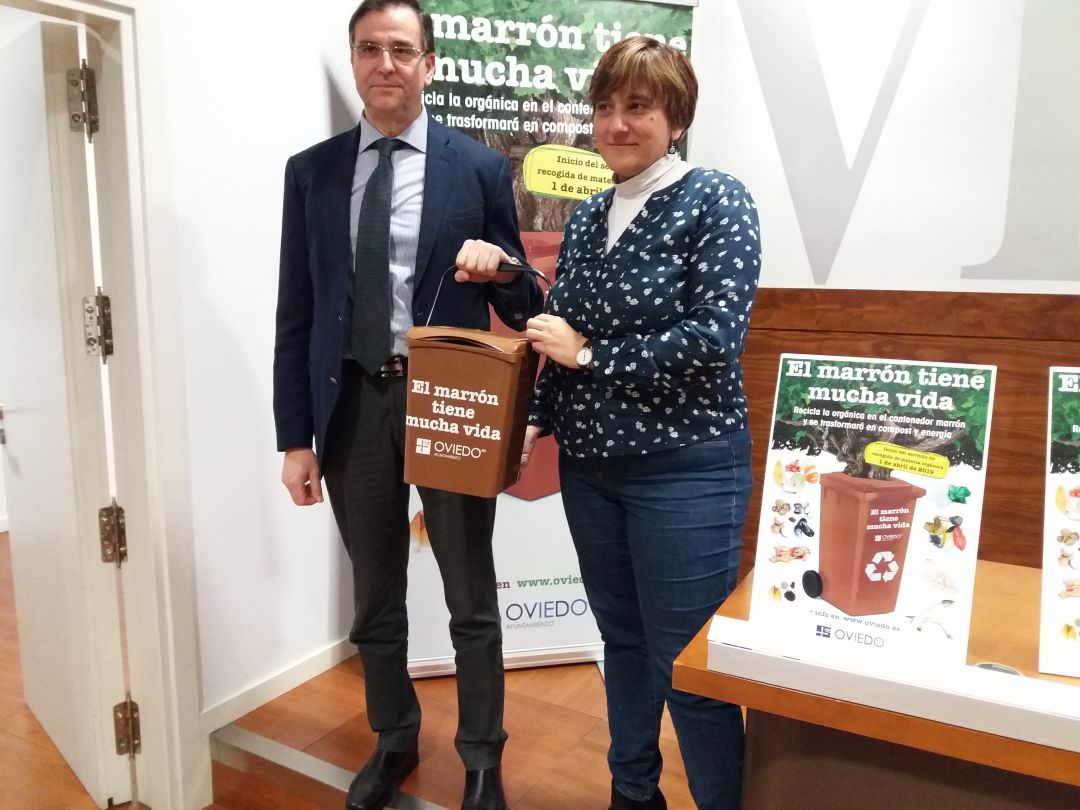 La Concejala de Infraestructuras y Servicios Básicos, Ana Rivas, y el Adjunto a la Jefatura de Servicios Básicos, Adolfo García, muestran uno de los cubos que se entregarán en todos los domicilios de Oviedo La Concejala de Infraestructuras y Servicios Básicos, Ana Rivas, y el Adjunto a la Jefatura de Servicios Básicos, Adolfo García, muestran uno de los cubos que se entregarán en todos los domicilios de Oviedo