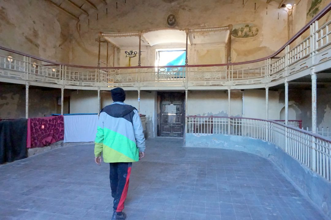 José Prival en el interior del Teatro Cervantes de la Colonia de Santa Eulalia José Prival en el interior del Teatro Cervantes de la Colonia de Santa Eulalia