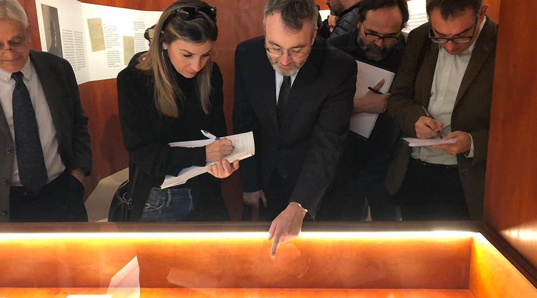 El profesor de Literatura de la Universidad de Jaén durante los trabajos en la exposición 'Los Machado vuelven a Sevilla'. El profesor de Literatura de la Universidad de Jaén durante los trabajos en la exposición 'Los Machado vuelven a Sevilla'.