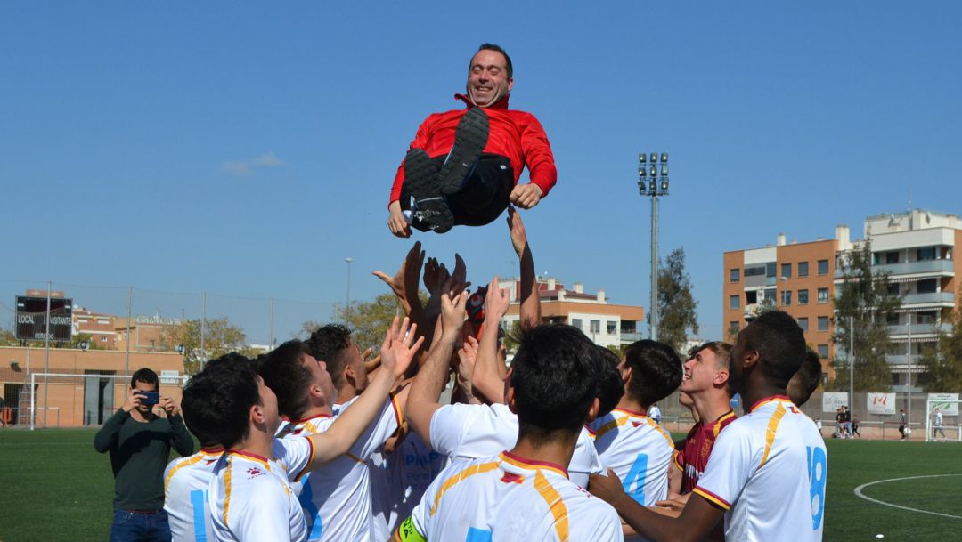 David Bascuñana siendo manteado por sus jugadores David Bascuñana siendo manteado por sus jugadores