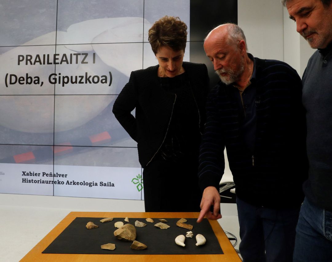 La directora de Cultura de la diputación de Gipuzkoa, María José Tellería, el arqueólogo Xabier Peñalver y el alcalde de Deba, Pedro Beoetxea, han presentado este lunes en San Sebastián los últimos hallazgos La directora de Cultura de la diputación de Gipuzkoa, María José Tellería, el arqueólogo Xabier Peñalver y el alcalde de Deba, Pedro Beoetxea, han presentado este lunes en San Sebastián los últimos hallazgos