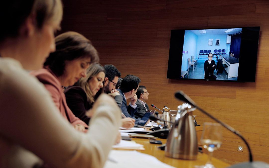 El exresponsable de Orange Market Álvaro Pérez, el Bigotes, durante su declaración por videoconferencia desde la cárcel en la comisión de investigación de Les Corst Valencianes El exresponsable de Orange Market Álvaro Pérez, el Bigotes, durante su declaración por videoconferencia desde la cárcel en la comisión de investigación de Les Corst Valencianes