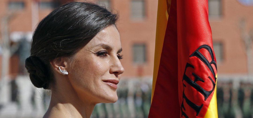 La Reina Letizia entrega la bandera donada por Paracuellos del Jarama La Reina Letizia entrega la bandera donada por Paracuellos del Jarama