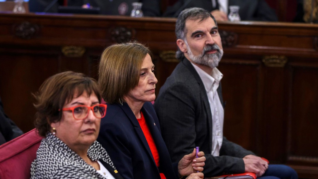 El megáfono de Jordi Cuixart y la firma de Carme Forcadell