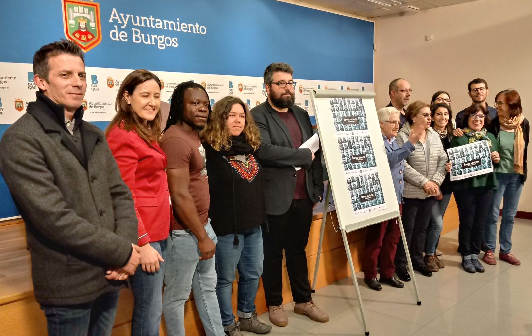 La concejala de Servicios Sociales, Gema Conde (chaqueta roja) junto a miembros de oenegés de ayuda al inmigrante en la presentación de la campaña La concejala de Servicios Sociales, Gema Conde (chaqueta roja) junto a miembros de oenegés de ayuda al inmigrante en la presentación de la campaña