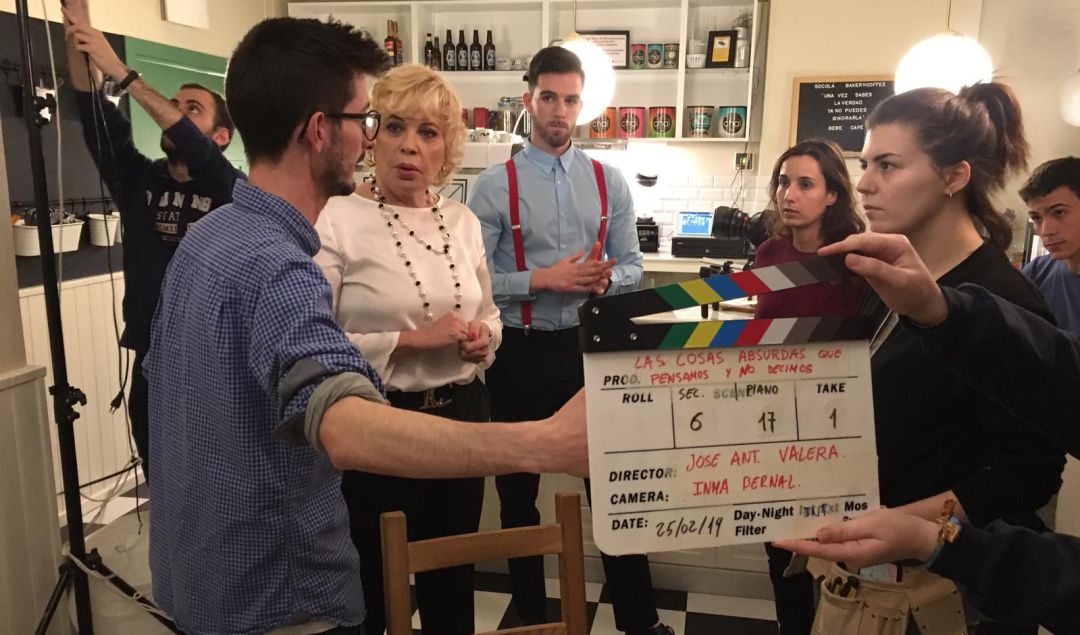 Bárbara Rey escucha atentamente las indicaciones del director del corto, José Antonio Valera, antes de grabar una de sus escenas Bárbara Rey escucha atentamente las indicaciones del director del corto, José Antonio Valera, antes de grabar una de sus escenas