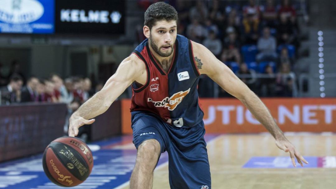 Patricio Garino conduce el balón durante un partido con el Kirolbet Baskonia. Patricio Garino conduce el balón durante un partido con el Kirolbet Baskonia.