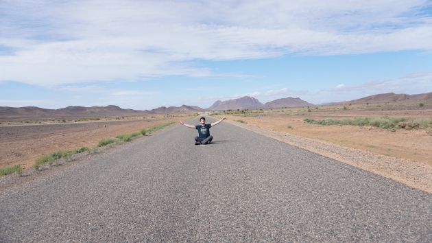 Rafa Frías, tentando a la suerte en una carretera marroquí. Rafa Frías, tentando a la suerte en una carretera marroquí.