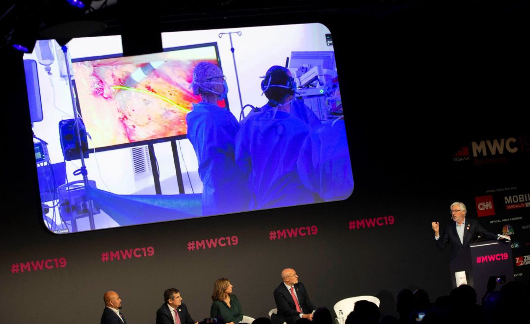 El jefe de la unidad de cirujía gastrointestinal del Hospital Clínic de Barcelona, Antonio de Lacy (d), monitora y dirige a su equipo desde el auditorio del MWC. El jefe de la unidad de cirujía gastrointestinal del Hospital Clínic de Barcelona, Antonio de Lacy (d), monitora y dirige a su equipo desde el auditorio del MWC.