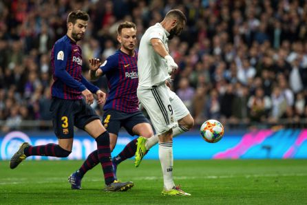 Benzema dispara a portería. Benzema dispara a portería.