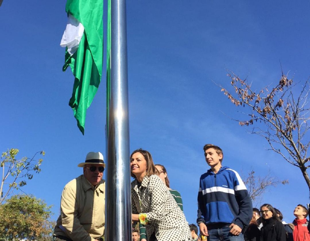 El nieto de Blas Infante, Javier Delmás y la alcaldesa de Córdoba Isabel Ambrosio, durante el acto de izada de bandera. El nieto de Blas Infante, Javier Delmás y la alcaldesa de Córdoba Isabel Ambrosio, durante el acto de izada de bandera.